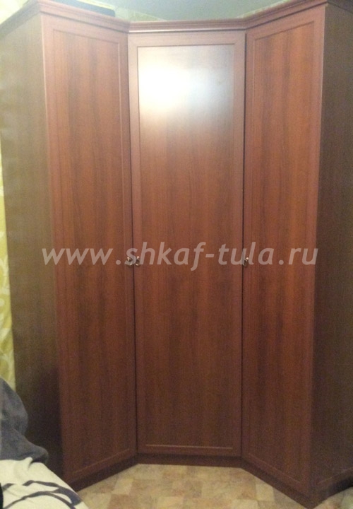 Распашной угловой шкаф трёхстворчатый - изготовление на зака.
