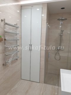 Шкаф со стеклянными дверцами для ванной