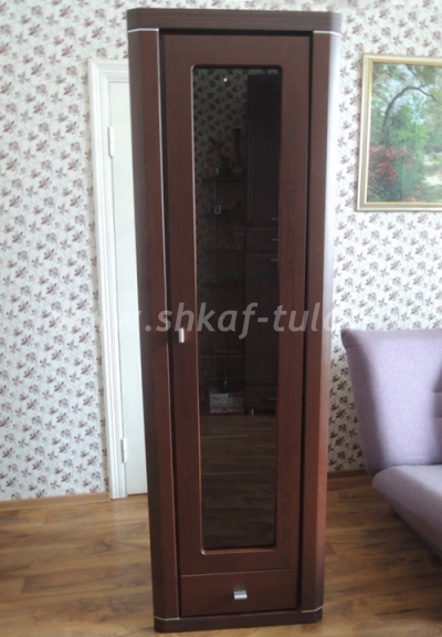 Шкаф-пенал в классическом стиле с остекленной дверью