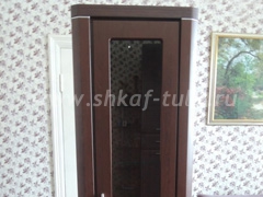 Шкаф-пенал в классическом стиле с остекленной дверью