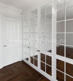 Распашной шкаф с зеркальными дверцами