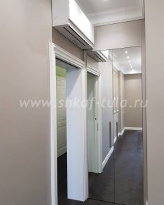 Встроенный шкаф с цельными зеркальными дверцами