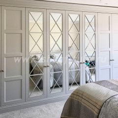 Шкаф с зеркальными дверцами для спальни