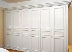 Белый шкаф в классическом стиле