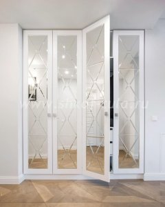 Встроенный шкаф с зеркальными дверцами