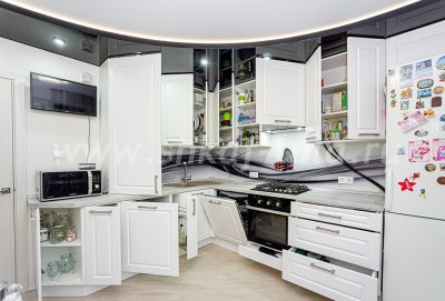 Большая белая кухня в современном стиле